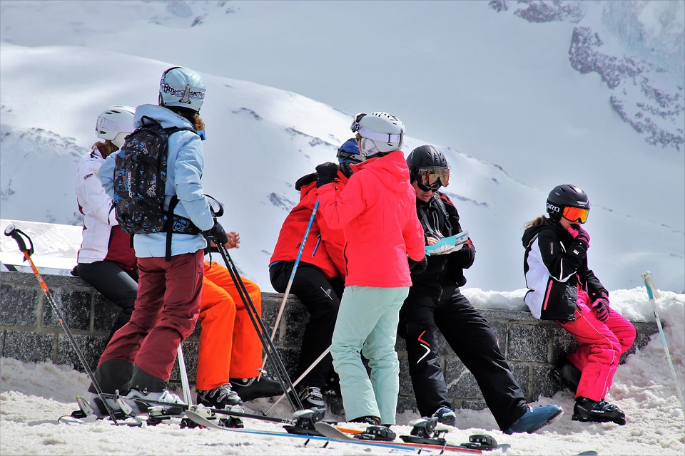 Rodina na lyžích, odpočinek, Alpy